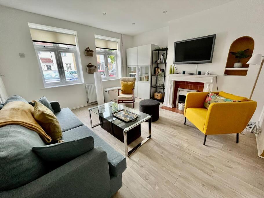 Вілла Entire 3 Bed House Weybridge Brooklands, London Byfleet Екстер'єр фото