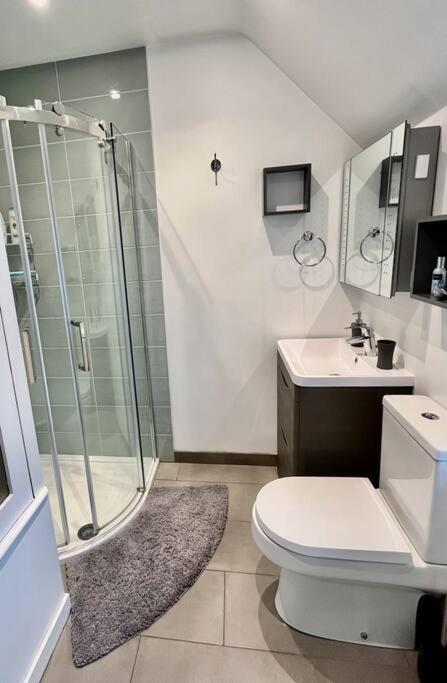 Вілла Entire 3 Bed House Weybridge Brooklands, London Byfleet Екстер'єр фото