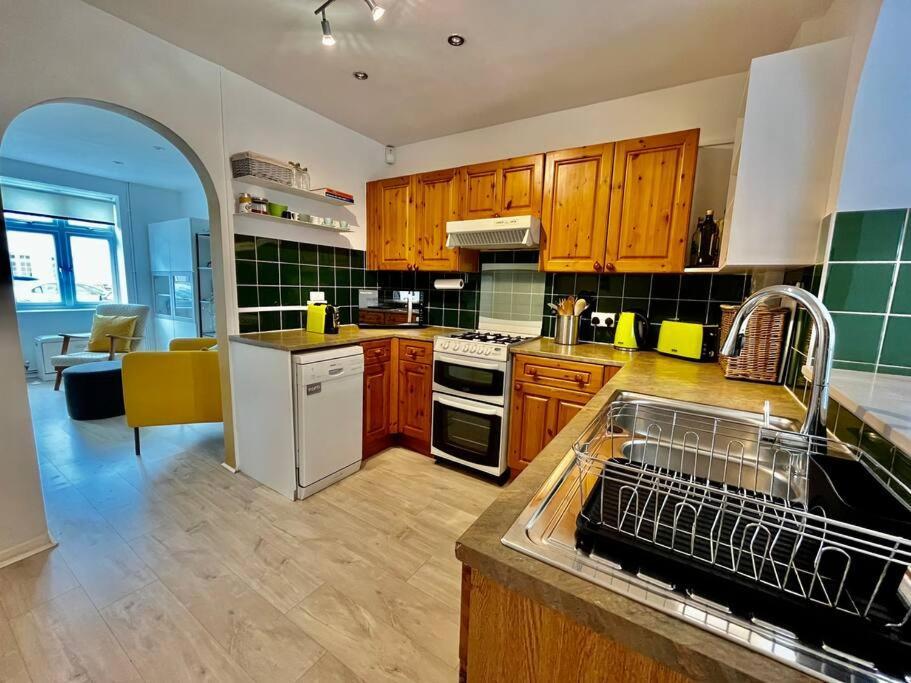 Вілла Entire 3 Bed House Weybridge Brooklands, London Byfleet Екстер'єр фото