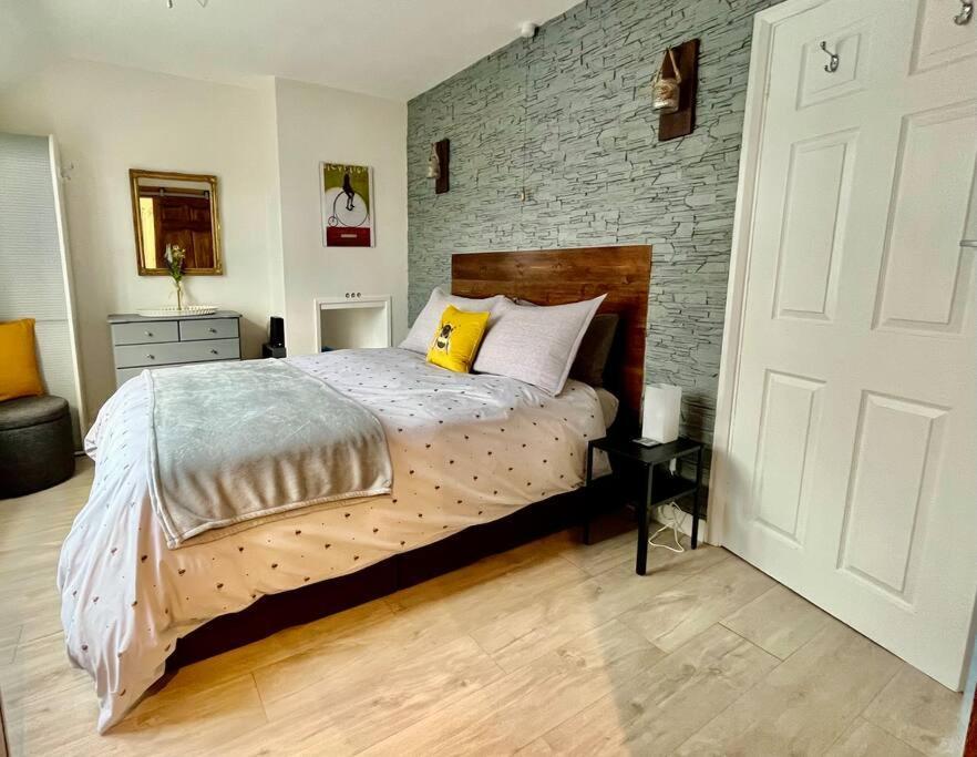 Вілла Entire 3 Bed House Weybridge Brooklands, London Byfleet Екстер'єр фото