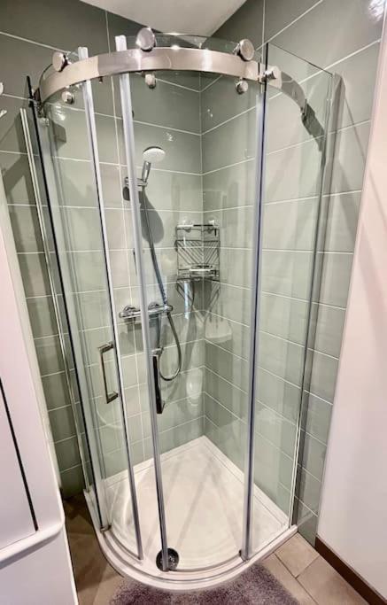 Вілла Entire 3 Bed House Weybridge Brooklands, London Byfleet Екстер'єр фото