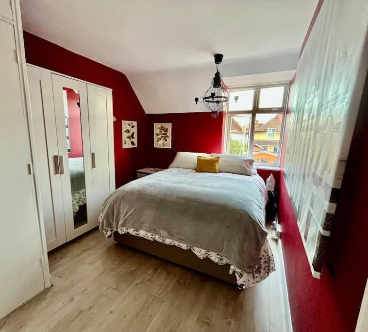Вілла Entire 3 Bed House Weybridge Brooklands, London Byfleet Екстер'єр фото
