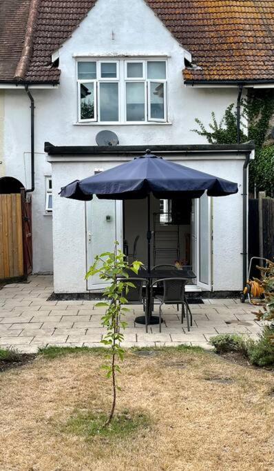Вілла Entire 3 Bed House Weybridge Brooklands, London Byfleet Екстер'єр фото