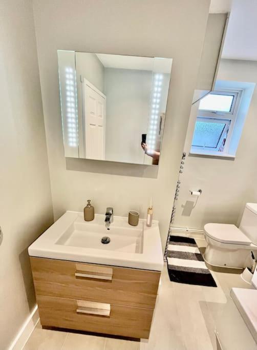 Вілла Entire 3 Bed House Weybridge Brooklands, London Byfleet Екстер'єр фото