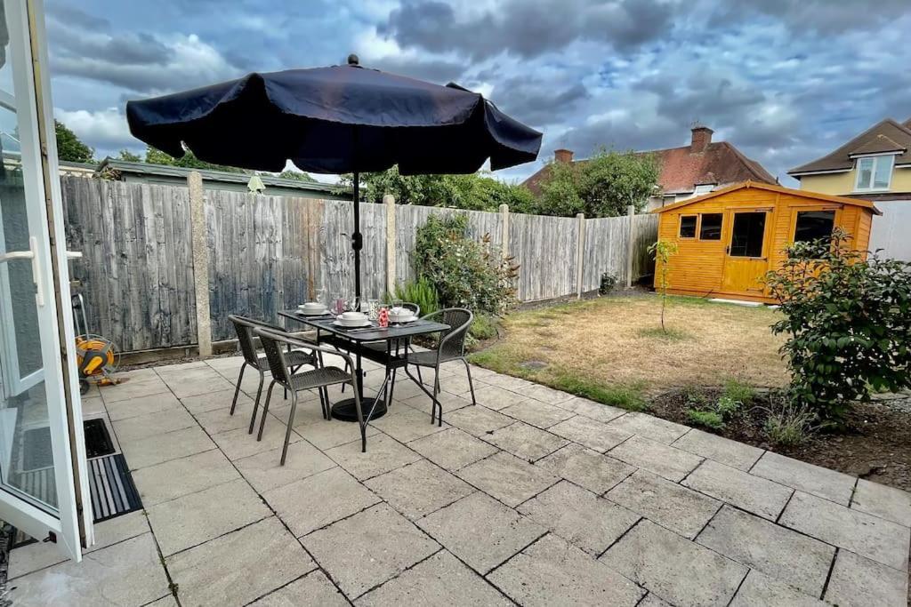 Вілла Entire 3 Bed House Weybridge Brooklands, London Byfleet Екстер'єр фото