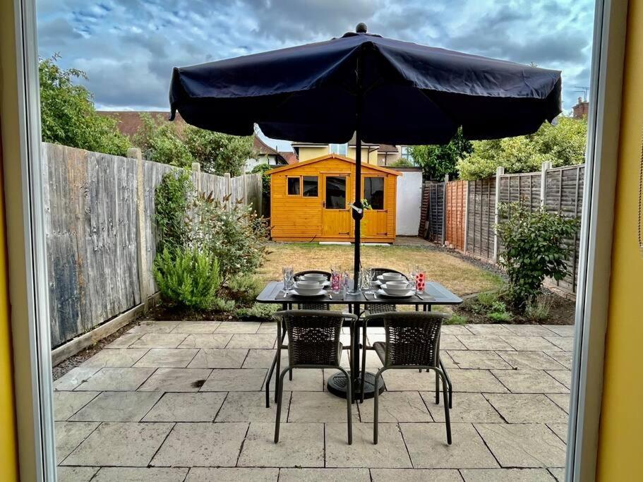 Вілла Entire 3 Bed House Weybridge Brooklands, London Byfleet Екстер'єр фото