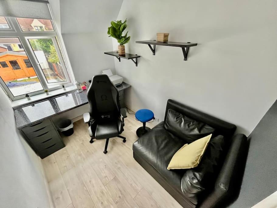 Вілла Entire 3 Bed House Weybridge Brooklands, London Byfleet Екстер'єр фото