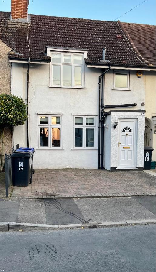 Вілла Entire 3 Bed House Weybridge Brooklands, London Byfleet Екстер'єр фото